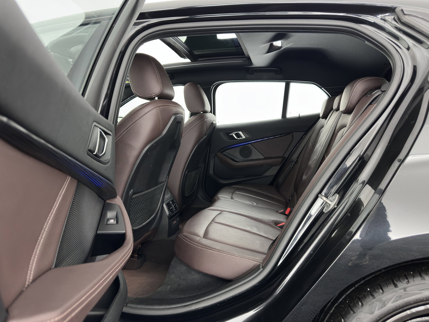 BMW 1-serie 118i M-Sportpack High Executive Edition (INCL-BTW) Aut.*PANO | FULL-LED | DIGI-COCKPIT | HIFI-SOUND | CAMERA | HEATED-SPORTSEATS | NAVI-FULLMAP | AMBIENTLIGHT | PRIVACY-GLASS | ECC | CARBON-INLAY | PDC | CRUISE | DAB | 18"ALU*