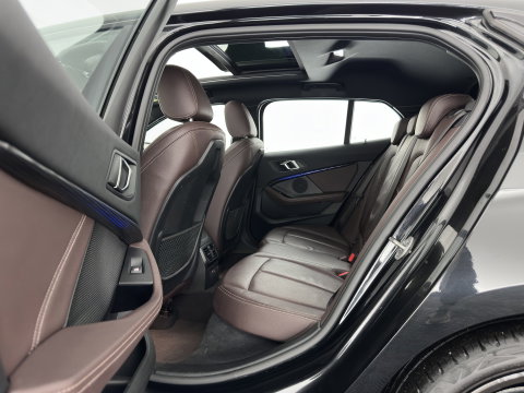 BMW 1-serie 118i M-Sportpack High Executive Edition (INCL-BTW) Aut.*PANO | FULL-LED | DIGI-COCKPIT | HIFI-SOUND | CAMERA | HEATED-SPORTSEATS | NAVI-FULLMAP | AMBIENTLIGHT | PRIVACY-GLASS | ECC | CARBON-INLAY | PDC | CRUISE | DAB | 18"ALU*