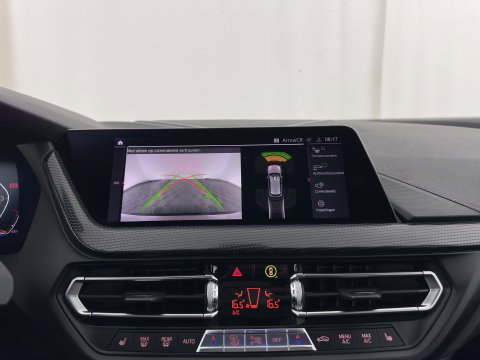 BMW 1-serie 118i M-Sportpack High Executive Edition (INCL-BTW) Aut.*PANO | FULL-LED | DIGI-COCKPIT | HIFI-SOUND | CAMERA | HEATED-SPORTSEATS | NAVI-FULLMAP | AMBIENTLIGHT | PRIVACY-GLASS | ECC | CARBON-INLAY | PDC | CRUISE | DAB | 18"ALU*