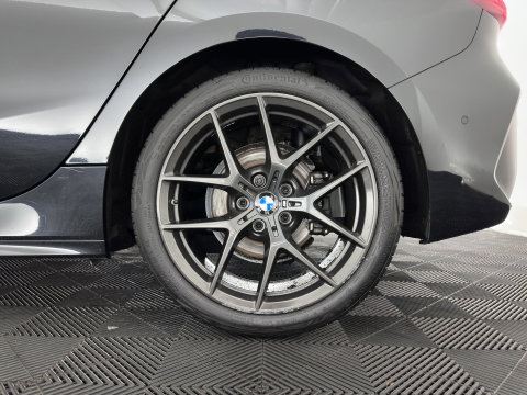 BMW 1-serie 118i M-Sportpack High Executive Edition (INCL-BTW) Aut.*PANO | FULL-LED | DIGI-COCKPIT | HIFI-SOUND | CAMERA | HEATED-SPORTSEATS | NAVI-FULLMAP | AMBIENTLIGHT | PRIVACY-GLASS | ECC | CARBON-INLAY | PDC | CRUISE | DAB | 18"ALU*