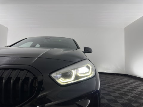 BMW 1-serie 118i M-Sportpack High Executive Edition (INCL-BTW) Aut.*PANO | FULL-LED | DIGI-COCKPIT | HIFI-SOUND | CAMERA | HEATED-SPORTSEATS | NAVI-FULLMAP | AMBIENTLIGHT | PRIVACY-GLASS | ECC | CARBON-INLAY | PDC | CRUISE | DAB | 18"ALU*