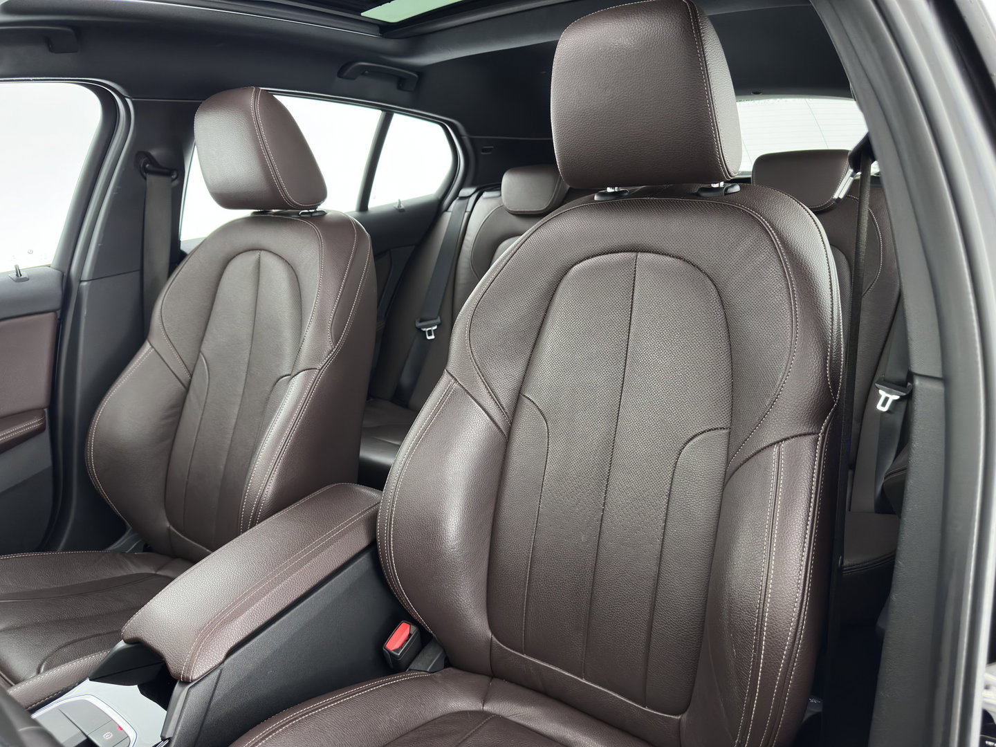 BMW 1-serie 118i M-Sportpack High Executive Edition (INCL-BTW) Aut.*PANO | FULL-LED | DIGI-COCKPIT | HIFI-SOUND | CAMERA | HEATED-SPORTSEATS | NAVI-FULLMAP | AMBIENTLIGHT | PRIVACY-GLASS | ECC | CARBON-INLAY | PDC | CRUISE | DAB | 18"ALU*