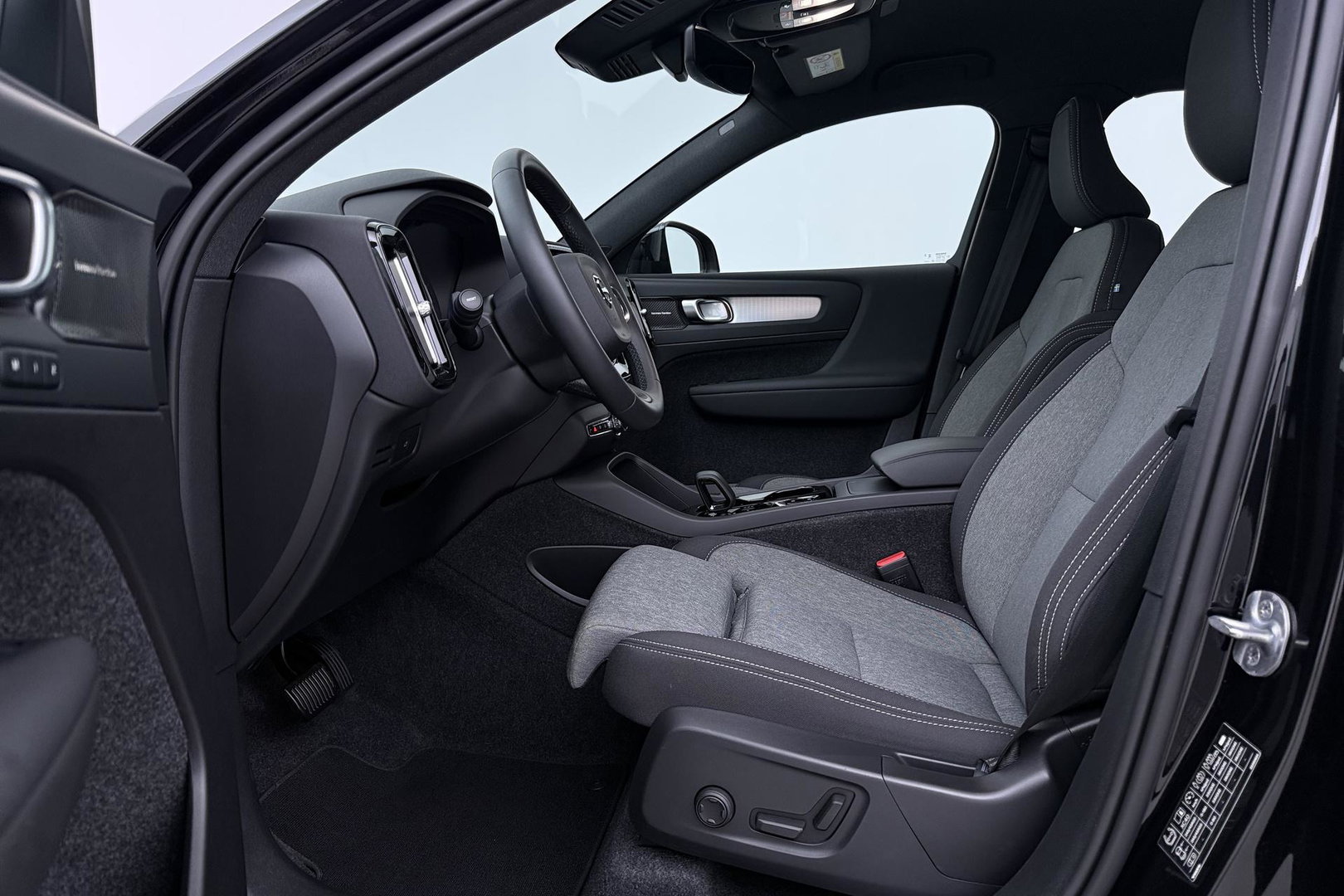 Volvo XC40 2.0 B3 Plus Black Edition | Harman/Kardon | Camera | Stoel+Stuurverwarming | Memory | Keyless | 20 Inch