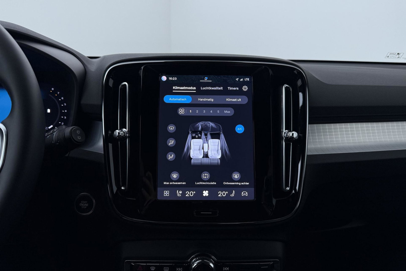 Volvo XC40 2.0 B3 Plus Black Edition | Harman/Kardon | Camera | Stoel+Stuurverwarming | Memory | Keyless | 20 Inch