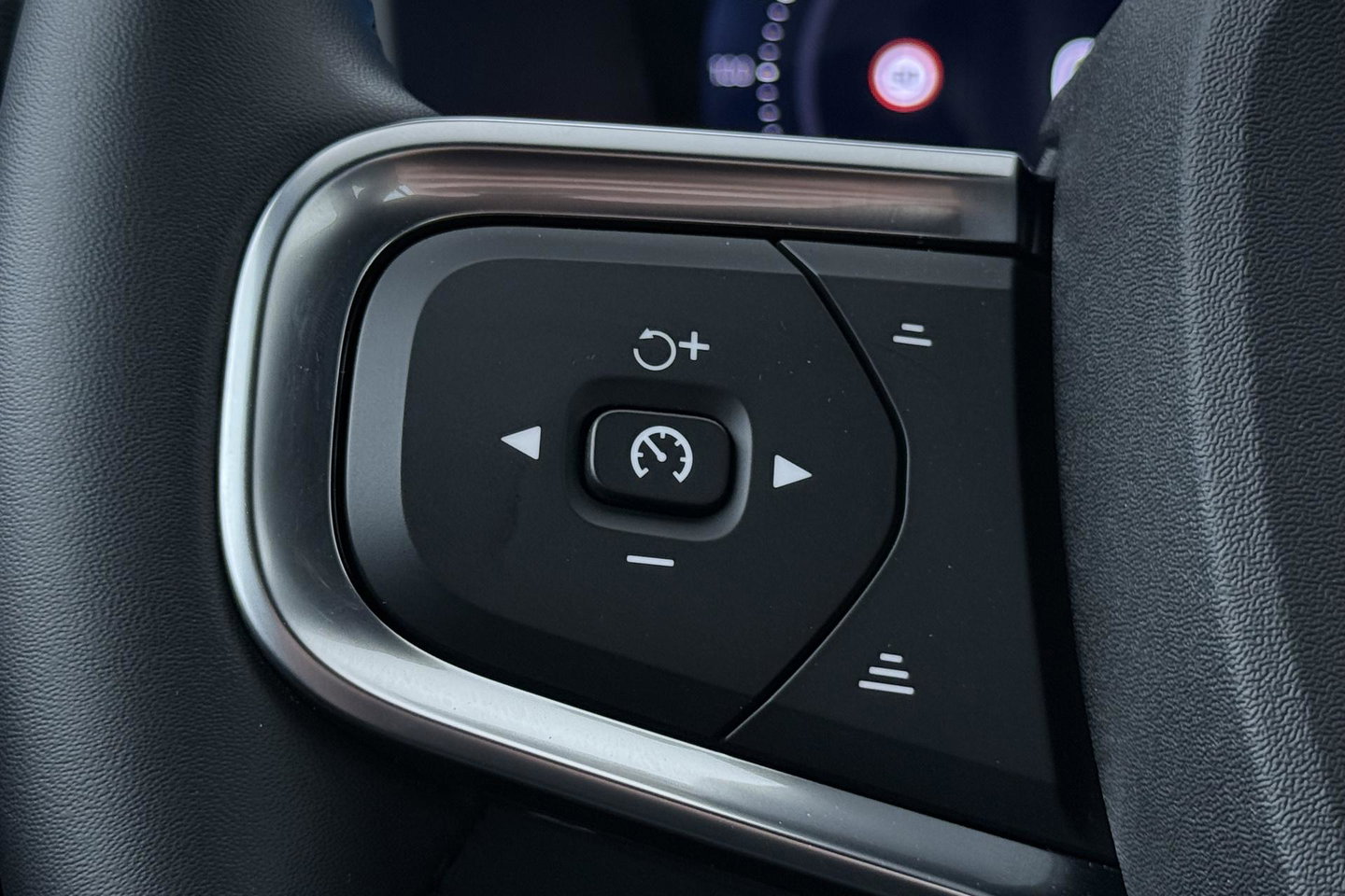 Volvo XC40 2.0 B3 Plus Black Edition | Harman/Kardon | Camera | Stoel+Stuurverwarming | Memory | Keyless | 20 Inch