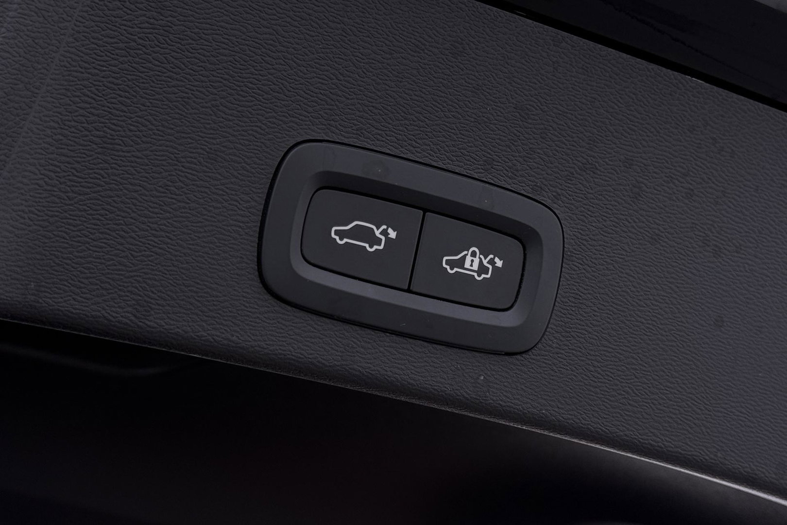 Volvo XC40 2.0 B3 Plus Black Edition | Harman/Kardon | Camera | Stoel+Stuurverwarming | Memory | Keyless | 20 Inch