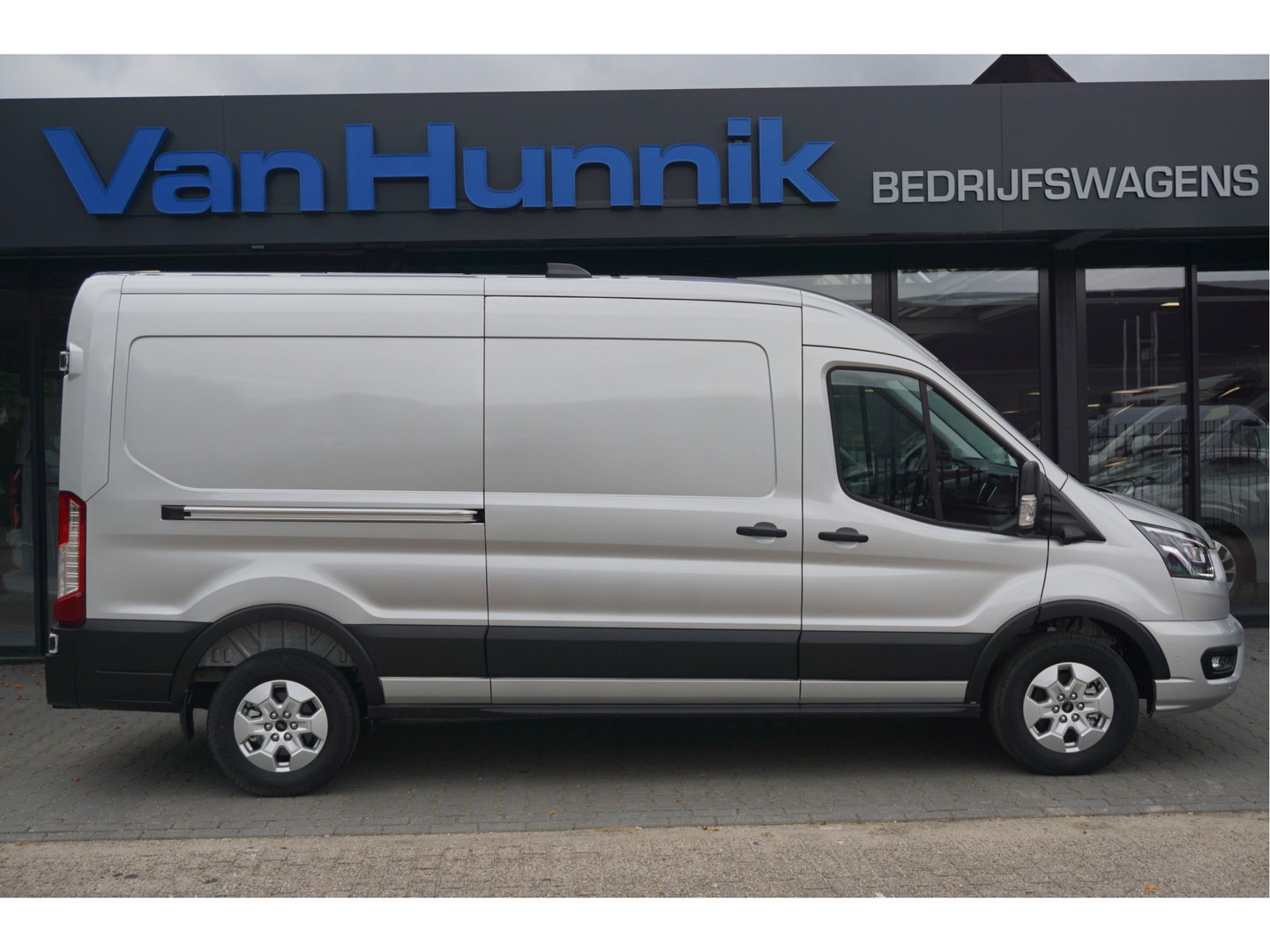 Ford Transit 350L L3H2 Limited AUT-10 RWD 165PK BPM VRIJ 3.5T Trekhaak, Navi, Adap. Cruise, 360° Cam!! NR. A206