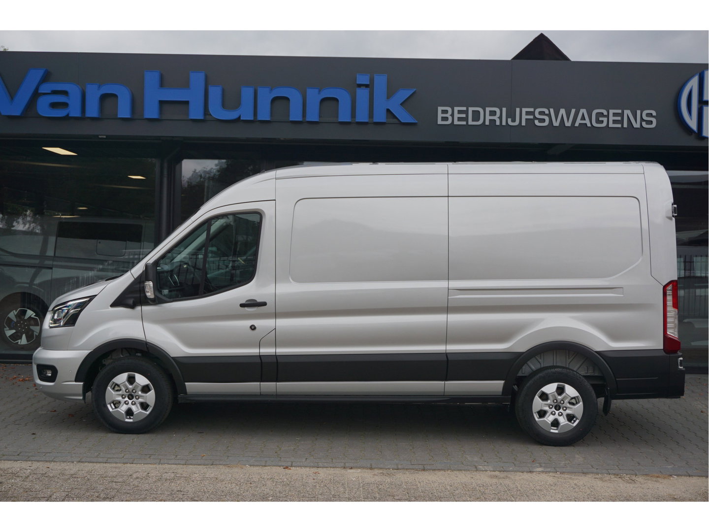 Ford Transit 350L L3H2 Limited AUT-10 RWD 165PK BPM VRIJ 3.5T Trekhaak, Navi, Adap. Cruise, 360° Cam!! NR. A215