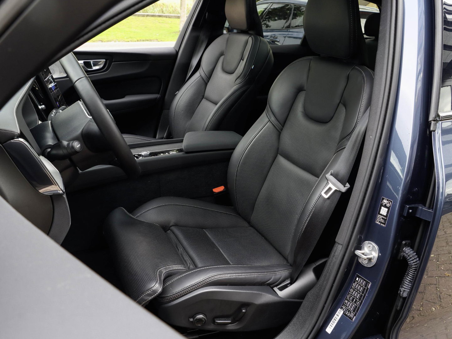 Volvo XC60 T8 AWD Ultra Black Edition Pano 360 Bowers & Wilkins Trekhaak HeadUp Display 21''