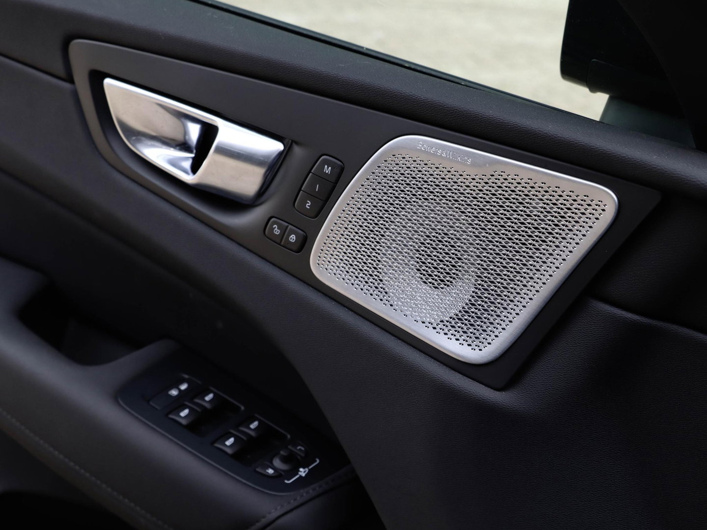 Volvo XC60 T8 AWD Ultra Black Edition Pano 360 Bowers & Wilkins Trekhaak HeadUp Display 21''