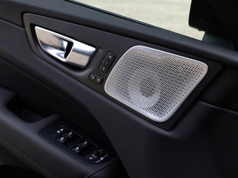 Volvo XC60 T8 AWD Ultra Black Edition Pano 360 Bowers & Wilkins Trekhaak HeadUp Display 21''