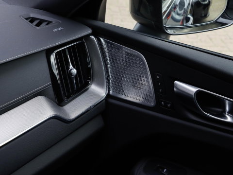 Volvo XC60 T8 AWD Ultra Black Edition Pano 360 Bowers & Wilkins Trekhaak HeadUp Display 21''