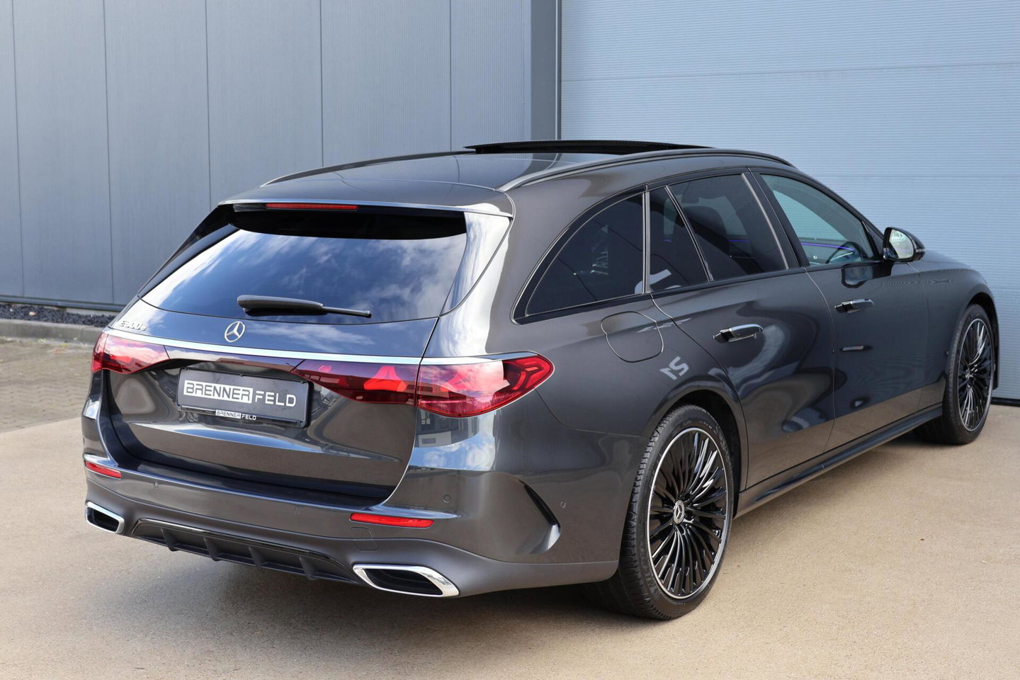 Mercedes-Benz E-Klasse Estate 300 e AMG Line / Panoramadak / Memory Stoelen / Hyperscreen / Keyless-Go / Burmester 3D Surround