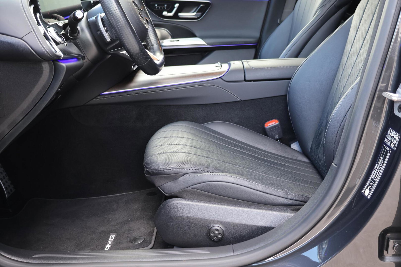 Mercedes-Benz E-Klasse Estate 300 e AMG Line / Panoramadak / Memory Stoelen / Hyperscreen / Keyless-Go / Burmester 3D Surround