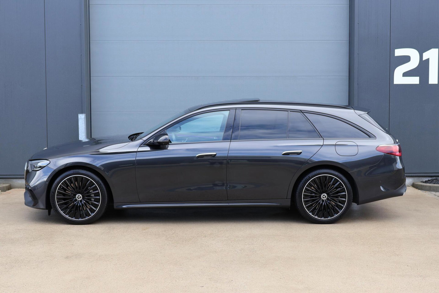Mercedes-Benz E-Klasse Estate 300 e AMG Line / Panoramadak / Memory Stoelen / Hyperscreen / Keyless-Go / Burmester 3D Surround