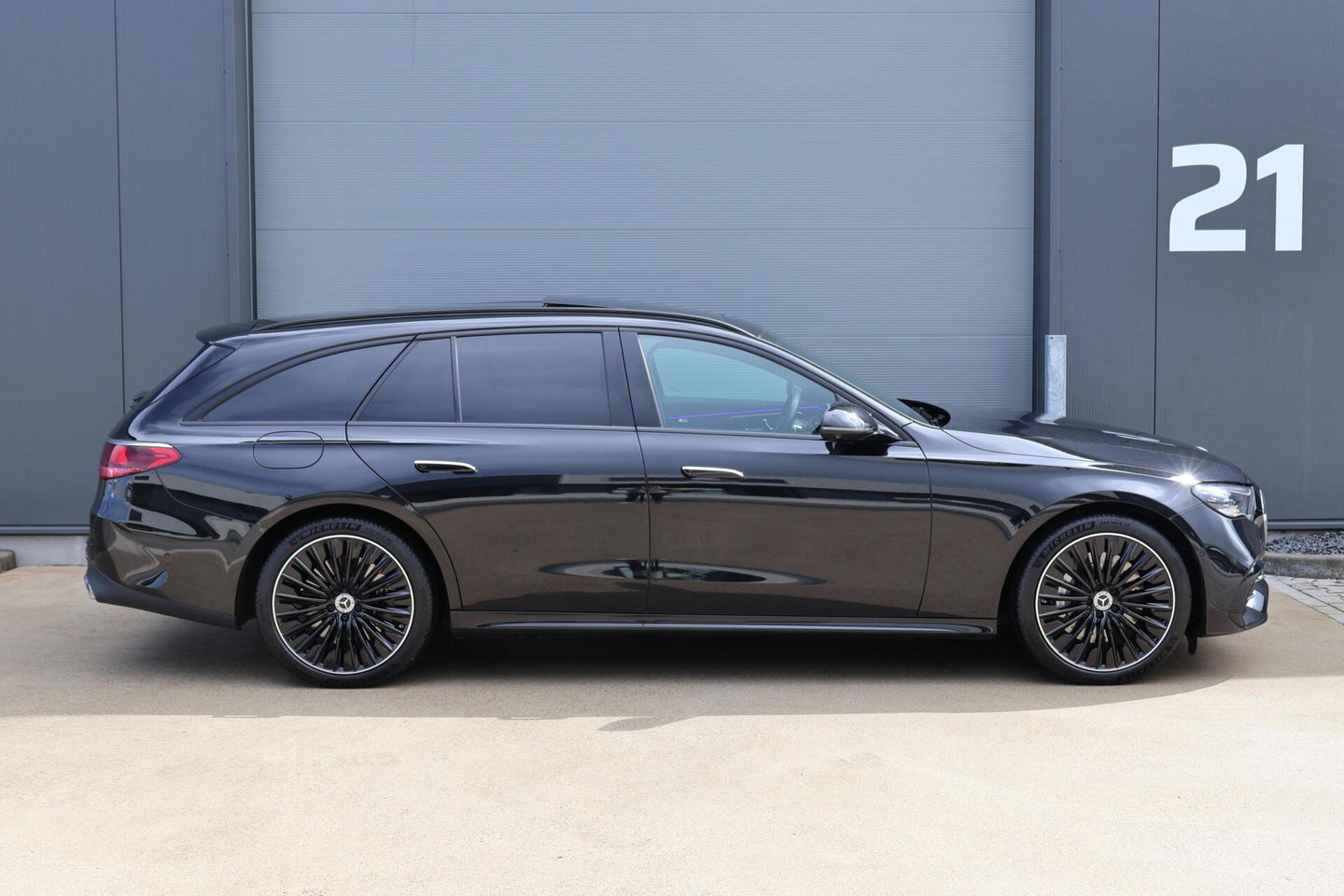 Mercedes-Benz E-Klasse Estate 300 e AMG Line / Panoramadak / Memory Stoelen / Hyperscreen / Keyless-Go / Burmester 3D Surround