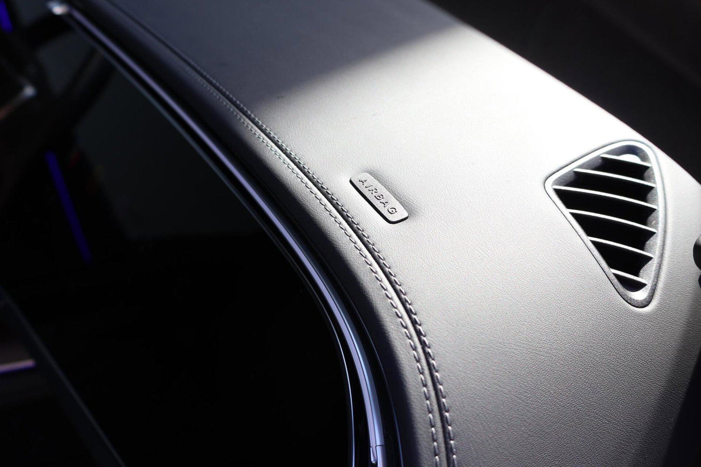 Mercedes-Benz E-Klasse Estate 300 e AMG Line / Panoramadak / Memory Stoelen / Hyperscreen / Keyless-Go / Burmester 3D Surround