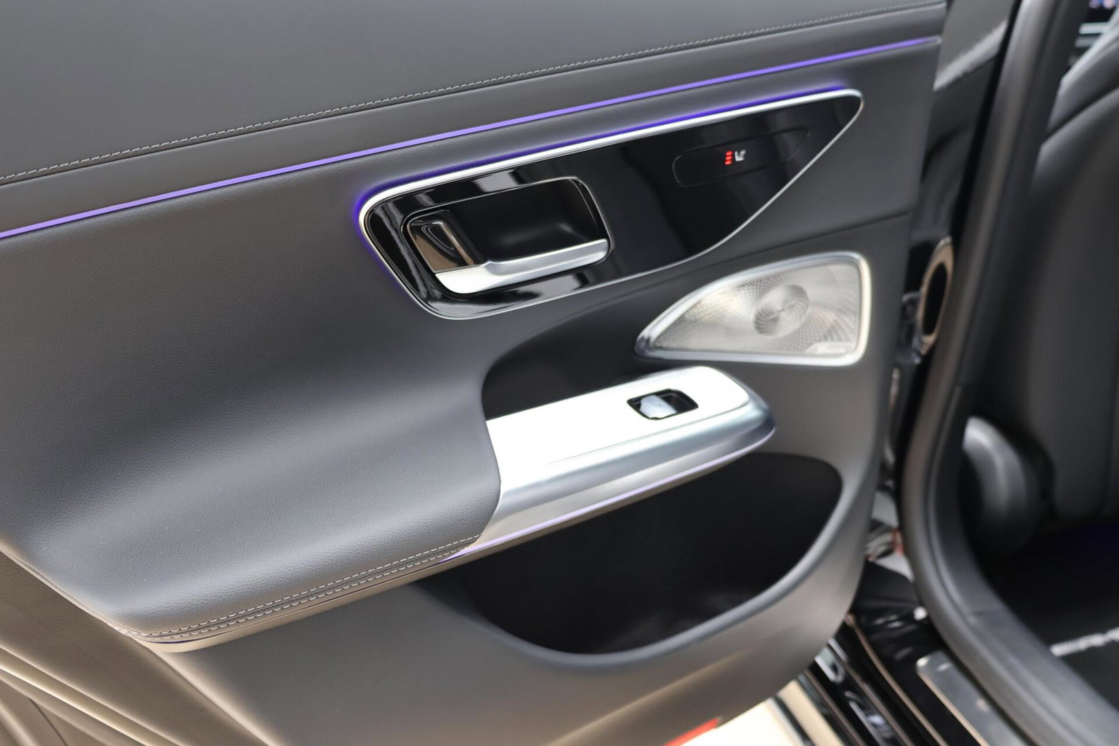 Mercedes-Benz E-Klasse Estate 300 e AMG Line / Panoramadak / Memory Stoelen / Hyperscreen / Keyless-Go / Burmester 3D Surround