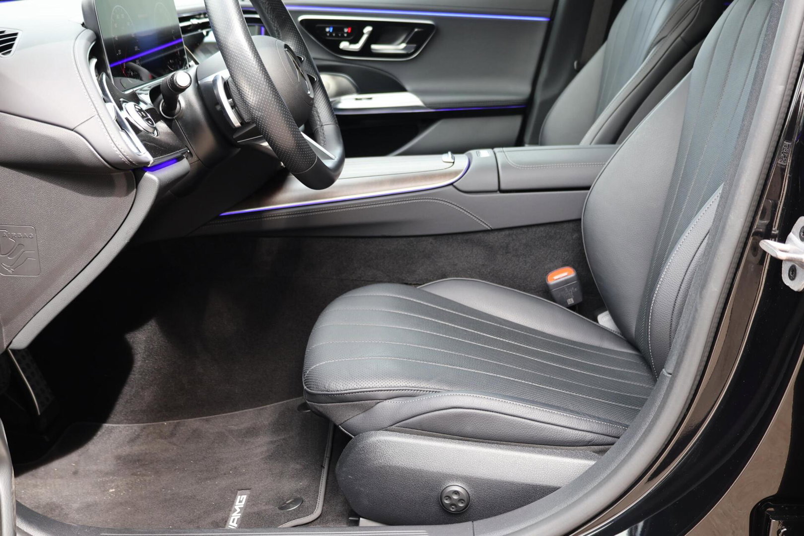 Mercedes-Benz E-Klasse Estate 300 e AMG Line / Panoramadak / Memory Stoelen / Hyperscreen / Keyless-Go / Burmester 3D Surround