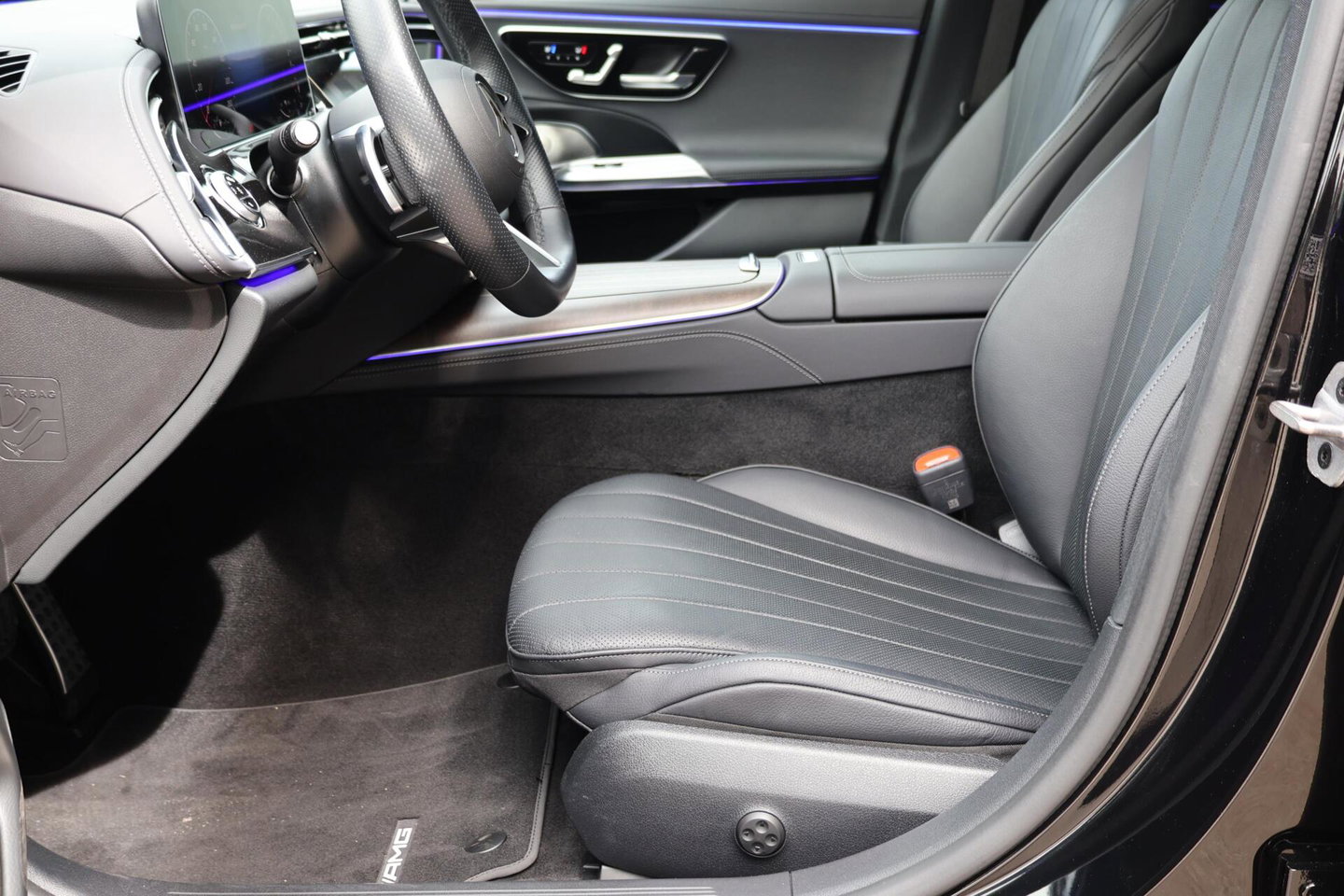 Mercedes-Benz E-Klasse Estate 300 e AMG Line / Panoramadak / Memory Stoelen / Hyperscreen / Keyless-Go / Burmester 3D Surround