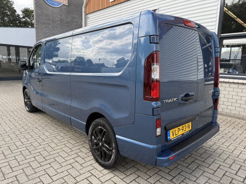 Renault Trafic 2.0 dCi automaat 145pk T29 L2H1 Luxe / vaste prijs rijklaar € 17.650 ex btw / euro 6 / bpm vrij / blauw metallic / comfort stoelen / trekhaak / airco / cruise / navigatie