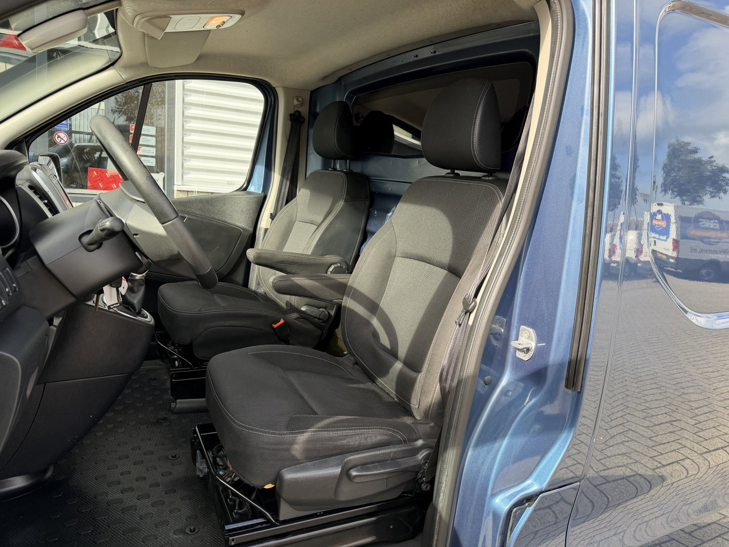 Renault Trafic 2.0 dCi automaat 145pk T29 L2H1 Luxe / vaste prijs rijklaar € 17.650 ex btw / euro 6 / bpm vrij / blauw metallic / comfort stoelen / trekhaak / airco / cruise / navigatie
