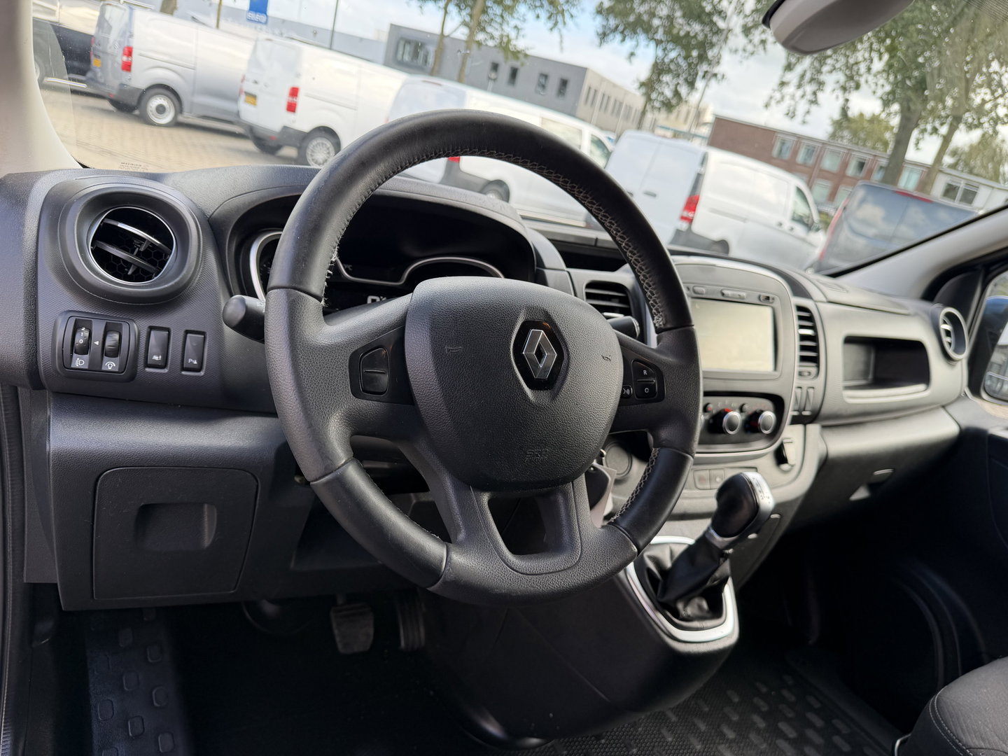 Renault Trafic 2.0 dCi automaat 145pk T29 L2H1 Luxe / vaste prijs rijklaar € 17.650 ex btw / euro 6 / bpm vrij / blauw metallic / comfort stoelen / trekhaak / airco / cruise / navigatie