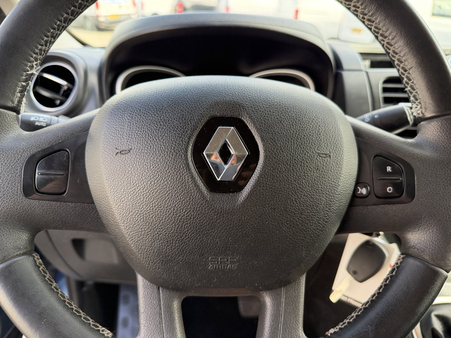 Renault Trafic 2.0 dCi automaat 145pk T29 L2H1 Luxe / vaste prijs rijklaar € 17.650 ex btw / euro 6 / bpm vrij / blauw metallic / comfort stoelen / trekhaak / airco / cruise / navigatie