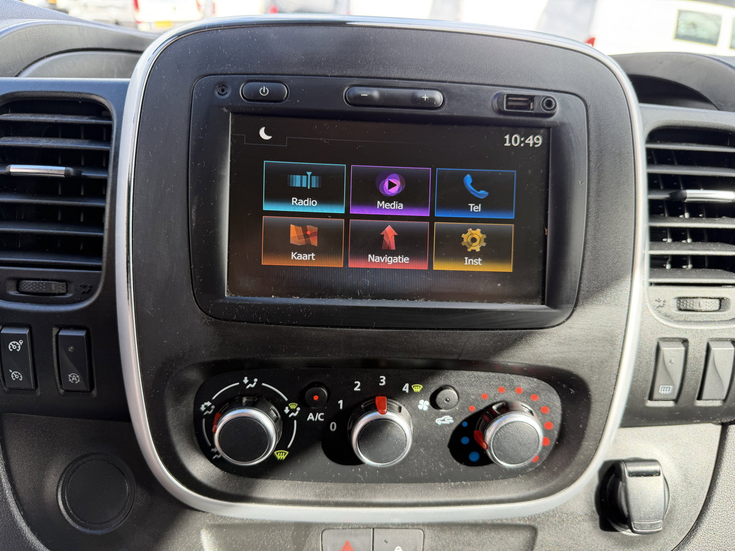 Renault Trafic 2.0 dCi automaat 145pk T29 L2H1 Luxe / vaste prijs rijklaar € 17.650 ex btw / euro 6 / bpm vrij / blauw metallic / comfort stoelen / trekhaak / airco / cruise / navigatie