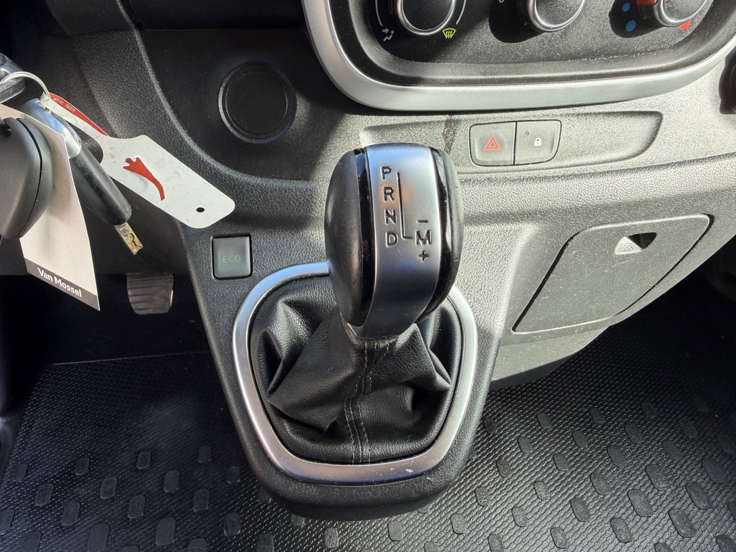 Renault Trafic 2.0 dCi automaat 145pk T29 L2H1 Luxe / vaste prijs rijklaar € 17.650 ex btw / euro 6 / bpm vrij / blauw metallic / comfort stoelen / trekhaak / airco / cruise / navigatie