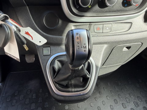 Renault Trafic 2.0 dCi automaat 145pk T29 L2H1 Luxe / vaste prijs rijklaar € 17.650 ex btw / euro 6 / bpm vrij / blauw metallic / comfort stoelen / trekhaak / airco / cruise / navigatie