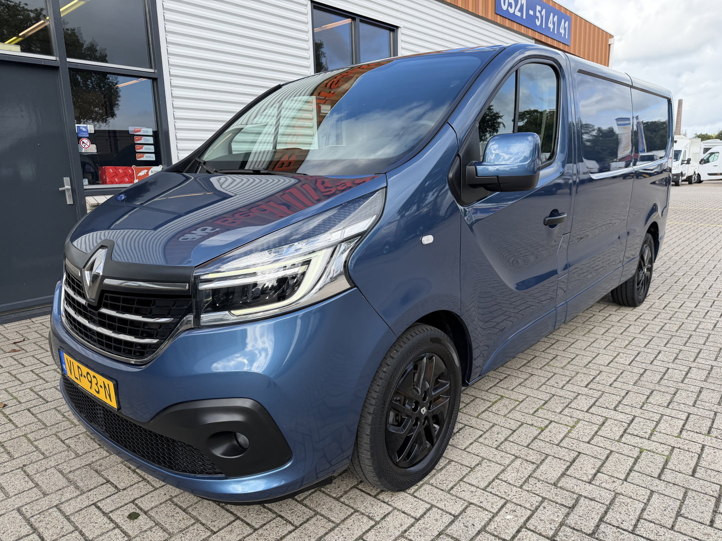 Renault Trafic 2.0 dCi automaat 145pk T29 L2H1 Luxe / vaste prijs rijklaar € 17.650 ex btw / euro 6 / bpm vrij / blauw metallic / comfort stoelen / trekhaak / airco / cruise / navigatie