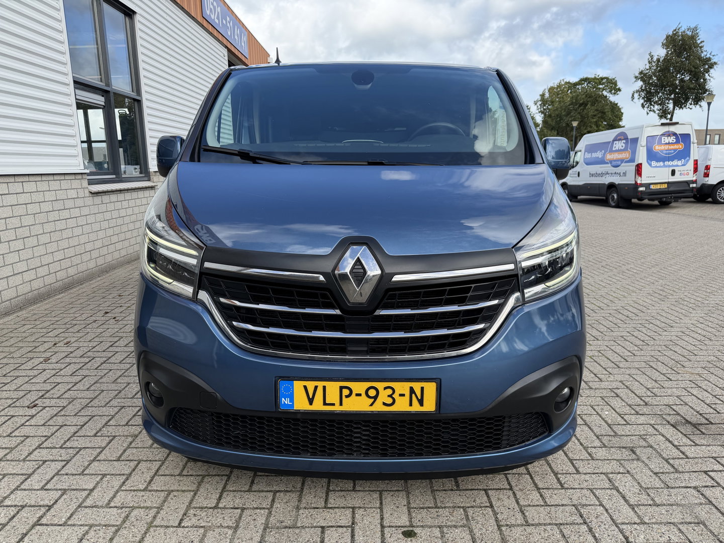 Renault Trafic 2.0 dCi automaat 145pk T29 L2H1 Luxe / vaste prijs rijklaar € 17.650 ex btw / euro 6 / bpm vrij / blauw metallic / comfort stoelen / trekhaak / airco / cruise / navigatie