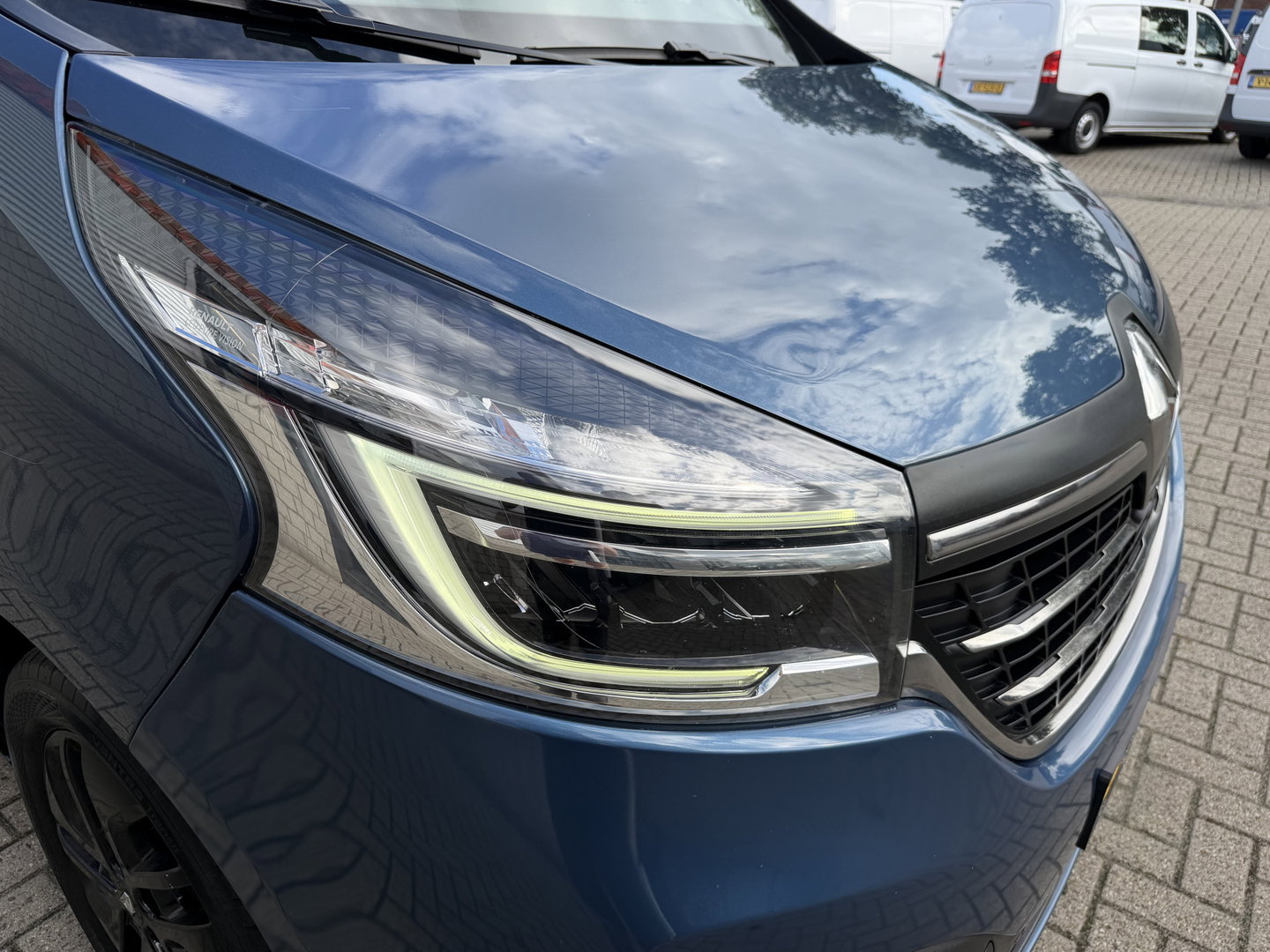 Renault Trafic 2.0 dCi automaat 145pk T29 L2H1 Luxe / vaste prijs rijklaar € 17.650 ex btw / euro 6 / bpm vrij / blauw metallic / comfort stoelen / trekhaak / airco / cruise / navigatie