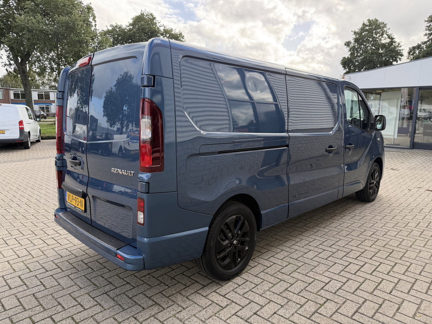 Renault Trafic 2.0 dCi automaat 145pk T29 L2H1 Luxe / vaste prijs rijklaar € 17.650 ex btw / euro 6 / bpm vrij / blauw metallic / comfort stoelen / trekhaak / airco / cruise / navigatie