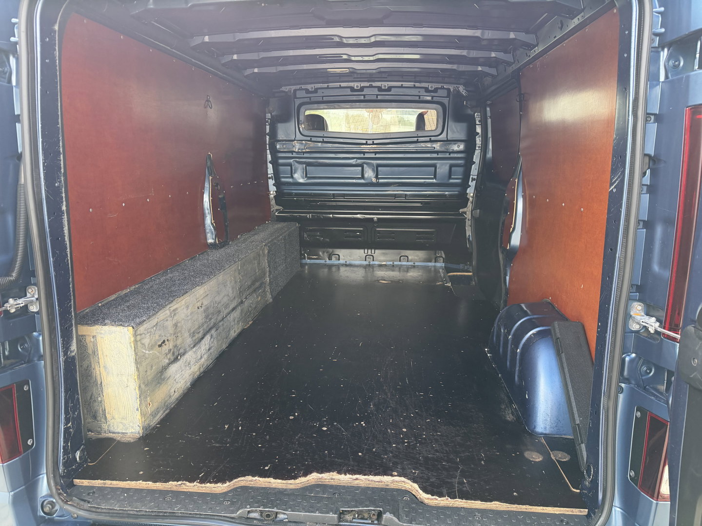 Renault Trafic 2.0 dCi automaat 145pk T29 L2H1 Luxe / vaste prijs rijklaar € 17.650 ex btw / euro 6 / bpm vrij / blauw metallic / comfort stoelen / trekhaak / airco / cruise / navigatie