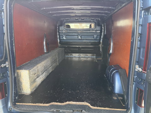 Renault Trafic 2.0 dCi automaat 145pk T29 L2H1 Luxe / vaste prijs rijklaar € 17.650 ex btw / euro 6 / bpm vrij / blauw metallic / comfort stoelen / trekhaak / airco / cruise / navigatie