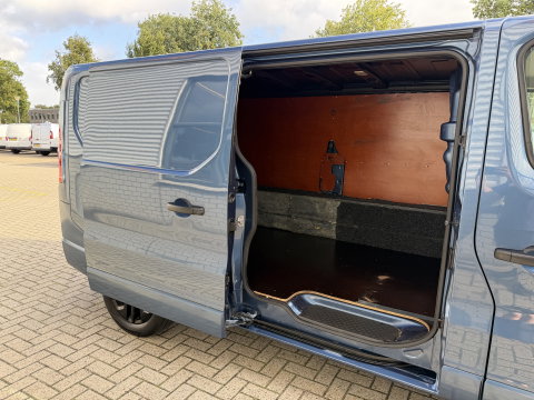 Renault Trafic 2.0 dCi automaat 145pk T29 L2H1 Luxe / vaste prijs rijklaar € 17.650 ex btw / euro 6 / bpm vrij / blauw metallic / comfort stoelen / trekhaak / airco / cruise / navigatie