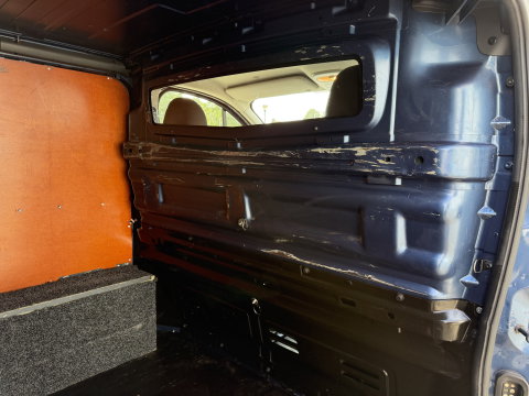 Renault Trafic 2.0 dCi automaat 145pk T29 L2H1 Luxe / vaste prijs rijklaar € 17.650 ex btw / euro 6 / bpm vrij / blauw metallic / comfort stoelen / trekhaak / airco / cruise / navigatie