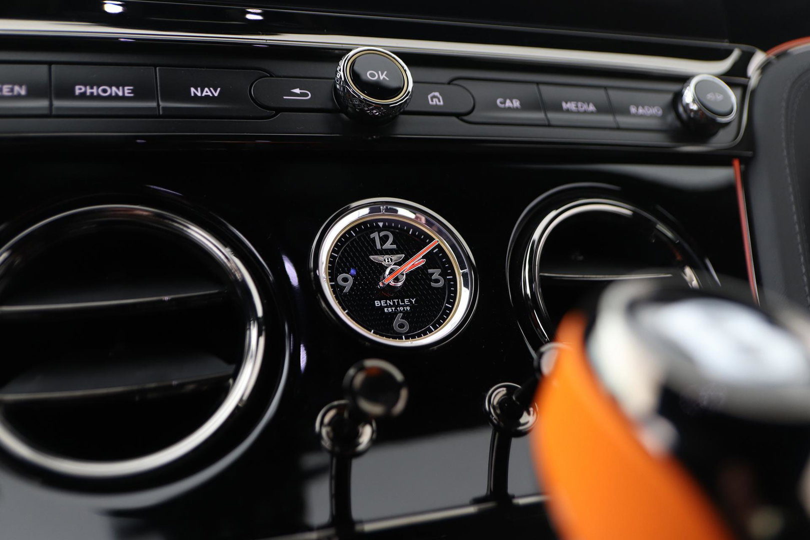 Bentley Continental GT GTC 4.0 V8 Hybrid Black Edition | Touring Specification | Rotating Display | Luchtvering | Massage+Ventilatie | Bang&Olufsen | 22 Inch