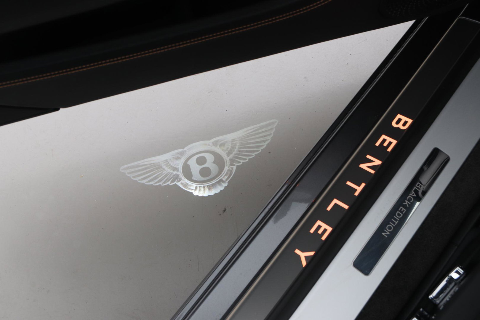 Bentley Continental GT GTC 4.0 V8 Hybrid Black Edition | Touring Specification | Rotating Display | Luchtvering | Massage+Ventilatie | Bang&Olufsen | 22 Inch