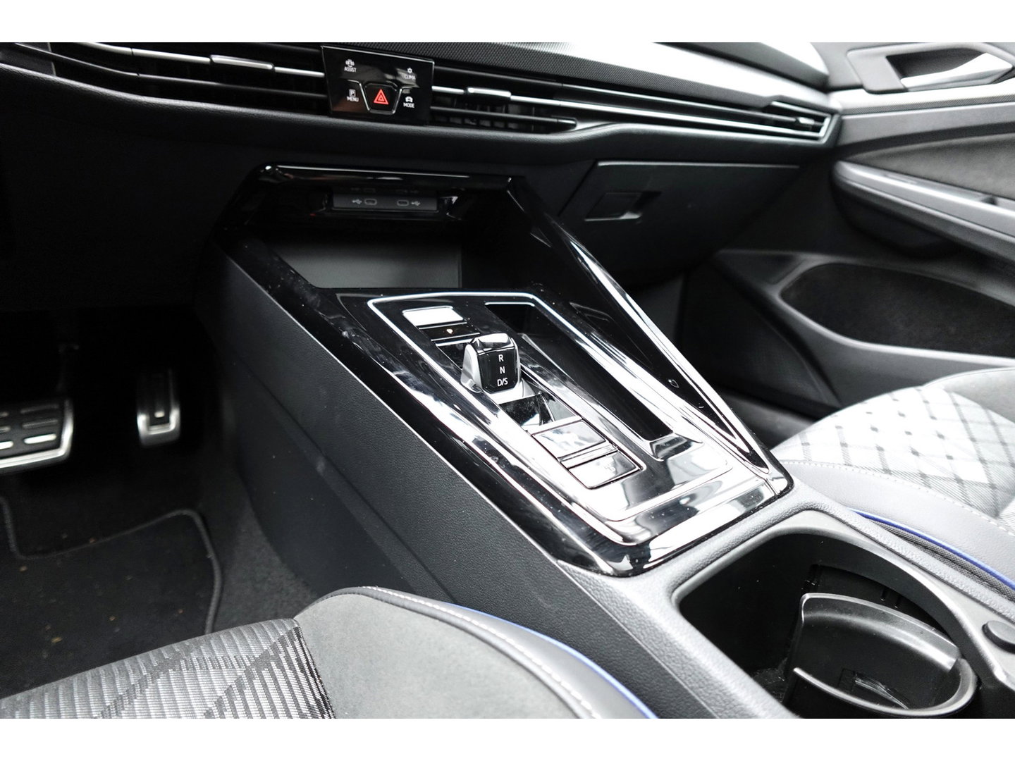 Volkswagen Golf 1.5 eTSI R-Line Edition PANO KEYLESS HUD