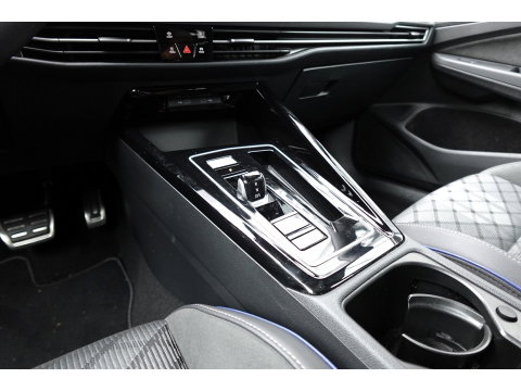 Volkswagen Golf 1.5 eTSI R-Line Edition PANO KEYLESS HUD