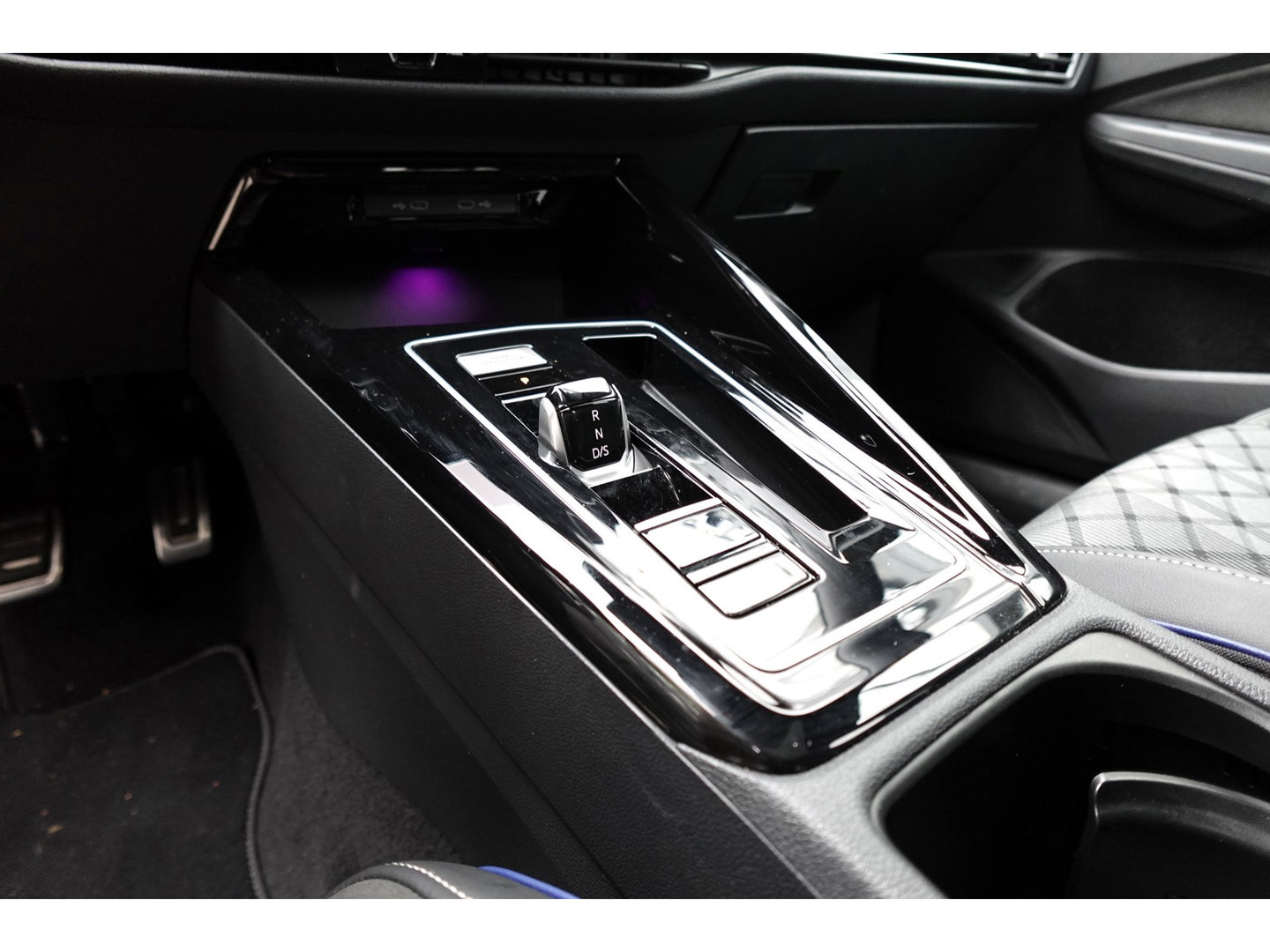 Volkswagen Golf 1.5 eTSI R-Line Edition PANO KEYLESS HUD