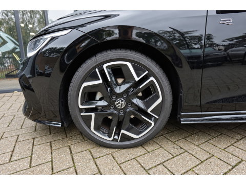 Volkswagen Golf 1.5 eTSI R-Line Edition PANO KEYLESS HUD