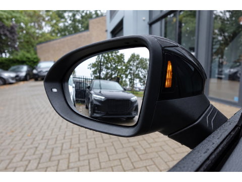 Volkswagen Golf 1.5 eTSI R-Line Edition PANO KEYLESS HUD