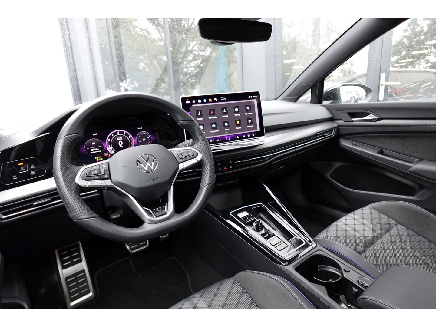 Volkswagen Golf 1.5 eTSI R-Line Edition PANO KEYLESS HUD