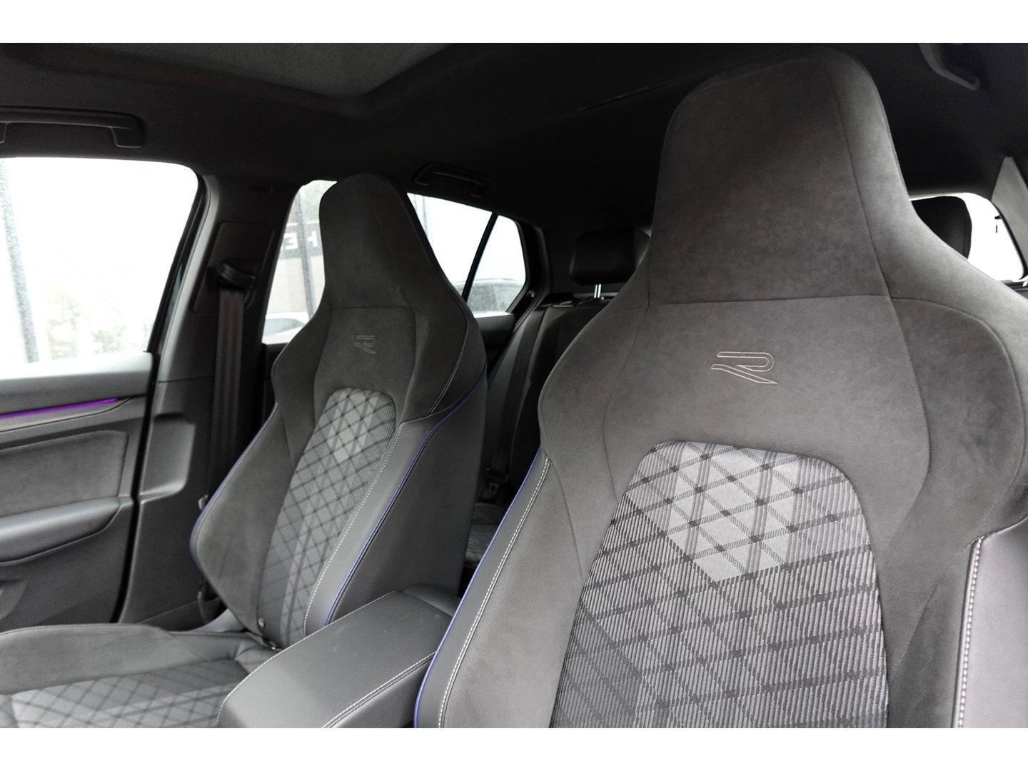 Volkswagen Golf 1.5 eTSI R-Line Edition PANO KEYLESS HUD