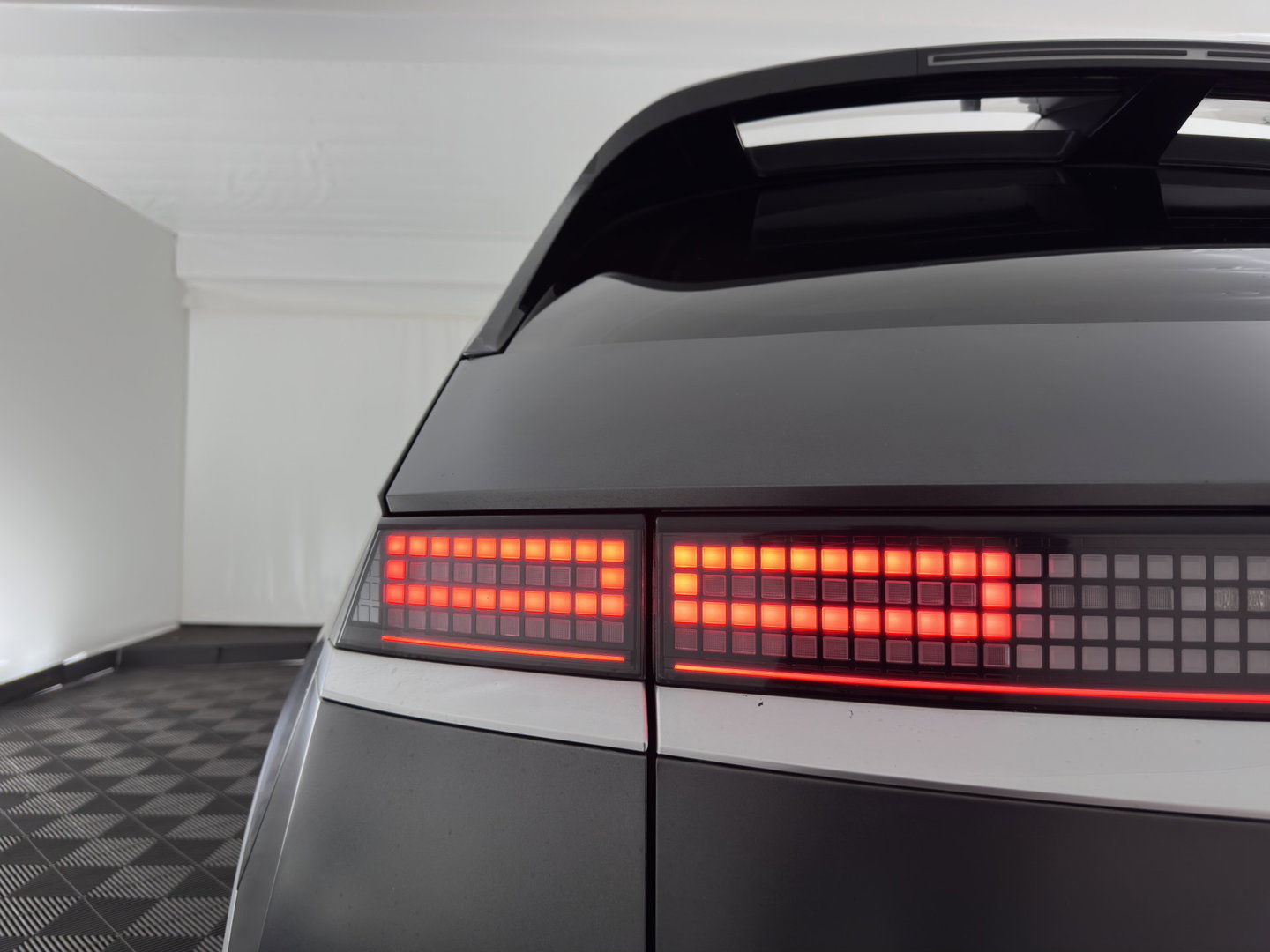 Hyundai IONIQ 5 Lounge 77.4 kWh (INCL-BTW) *AUT | HEATPUMP | LEATHER | BOSE-SOUND | FULL-LED | ADAPTIVE-CRUISE | BLINDSPOT | DIGI-COCKPIT | AMBIENTLIGHT | DAB | SHIFTPADDLES | HEAD-UP | NAVI-FULLMAP | KEYLESS | 20 INCH*