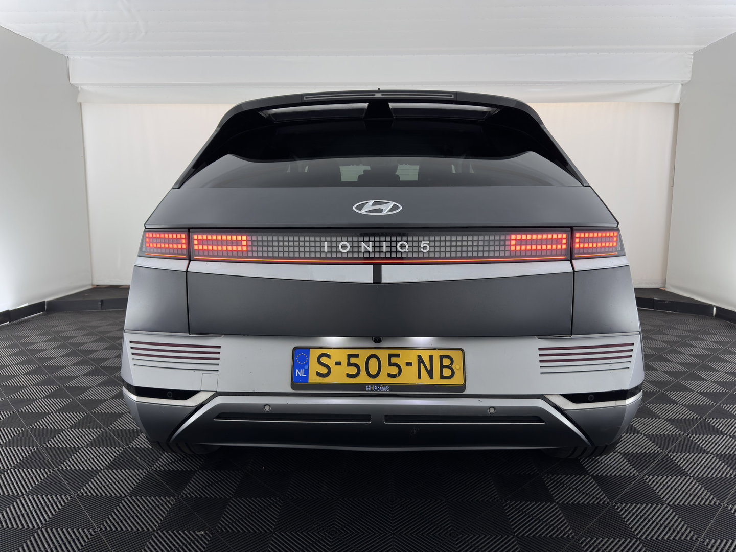 Hyundai IONIQ 5 Lounge 77.4 kWh (INCL-BTW) *AUT | HEATPUMP | LEATHER | BOSE-SOUND | FULL-LED | ADAPTIVE-CRUISE | BLINDSPOT | DIGI-COCKPIT | AMBIENTLIGHT | DAB | SHIFTPADDLES | HEAD-UP | NAVI-FULLMAP | KEYLESS | 20 INCH*
